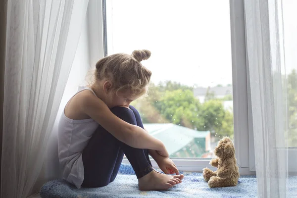 Onun yağmur kenarında oturan kız