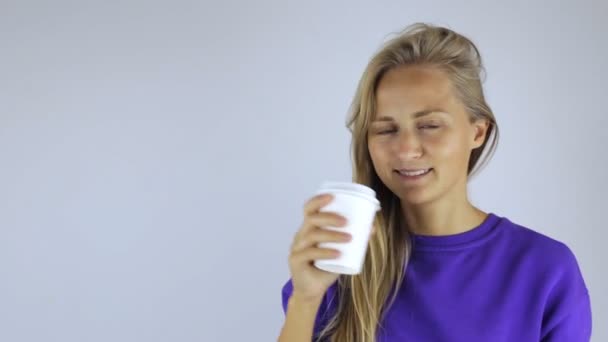 Menina atraente sorrisos e bebidas — Vídeo de Stock