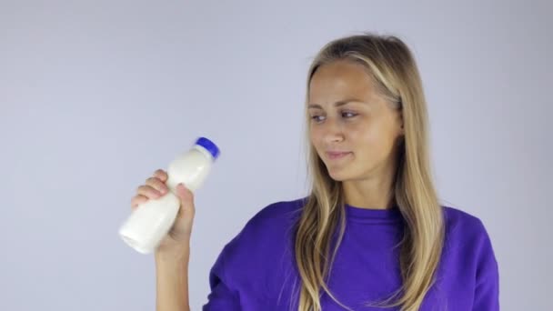 Девушка пьет йогурт — стоковое видео