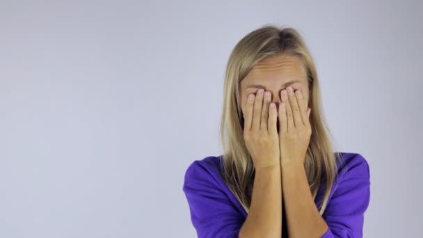 Fille frotte ses yeux de fatigue contre — Video