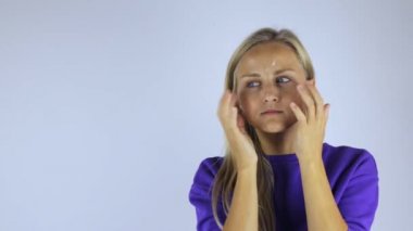 Genç kadın masaj krem yüzünde