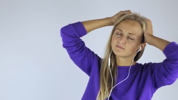 Woman with headphones — Stock Video