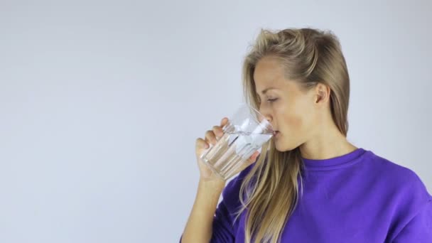 Jovem mulher bebe água — Vídeo de Stock