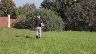 Yetişkin adam uzun boylu çim biçme