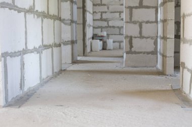 İnşaat alanında evin blok inşa edilmiştir