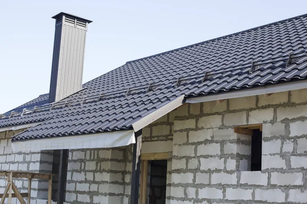 Çatı baca ile. İnşaat kavramı