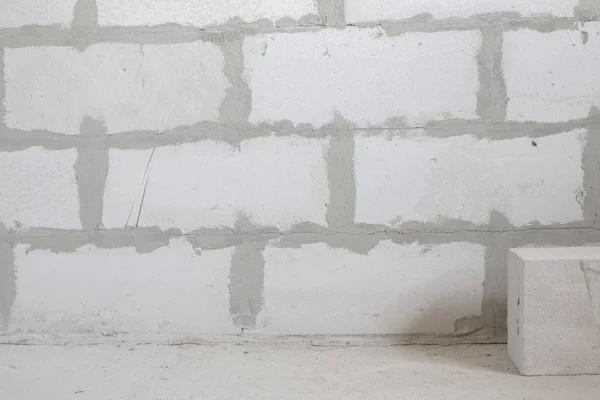 Duvardaki büyük beyaz bloklar halinde inşa edilmiştir. İnşaat