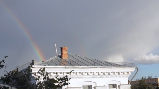 Arcobaleno luminoso dopo la pioggia — Video Stock