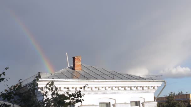 Luminoso arcobaleno dopo la pioggia — Video Stock