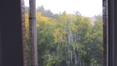 Yağmur, penceresinden görünümü. Odak dışında