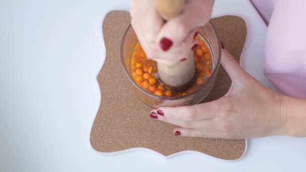 As mãos estão preparando bagas de espinheiro chá — Vídeo de Stock