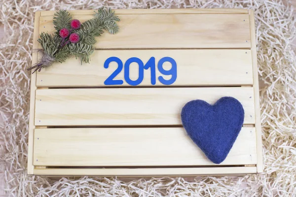 Yeni yıl dekor ahşap arka plan üzerinde.