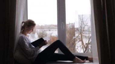 Kız öğrenci bir kitap okur