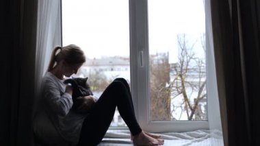 Kız tutar ve bir İngiliz kedi vuruş