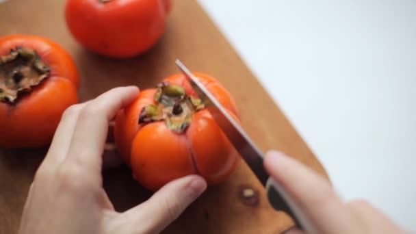 Corte Caqui Con Cuchillo Una Tabla Madera — Vídeos de Stock