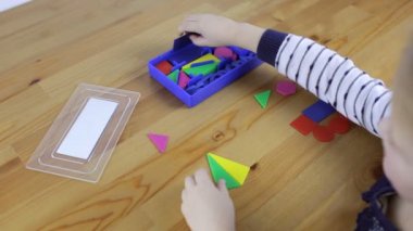 Kız geometrik şekiller toplar