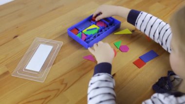 Geometrik şekil okuyan kız