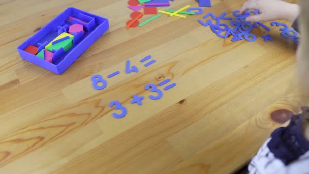 Дитина вивчає арифметику, розв'язує приклади — стокове відео