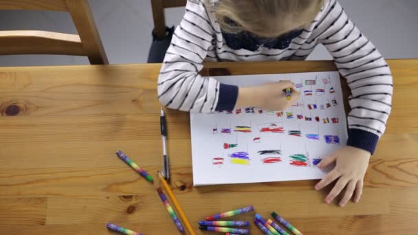 Lány felhívja a zászlók, színes ceruzák — Stock videók