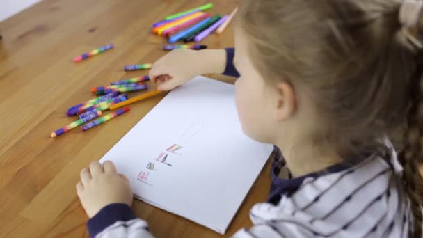 Κορίτσι εφιστά μολύβια σημαίες — Αρχείο Βίντεο