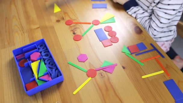 Girl learn geometric shapes — Stock Video