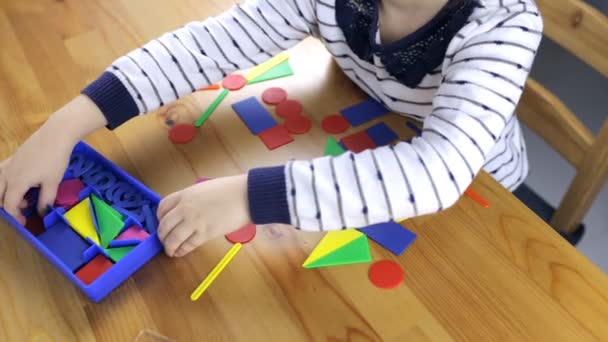 Niña preescolar realiza una tarea — Vídeo de stock