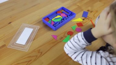 Geometrik şekiller, şekiller ve renkler keşfetmek iskambil kız