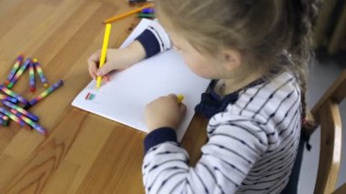 İskambil kız bayrakları çizer