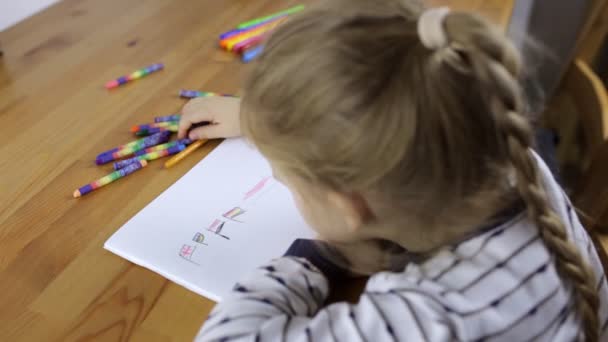Förskolebarn flicka ritar flaggor — Stockvideo