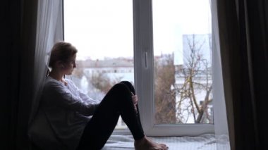 Kız oturur ve müzik dinliyor