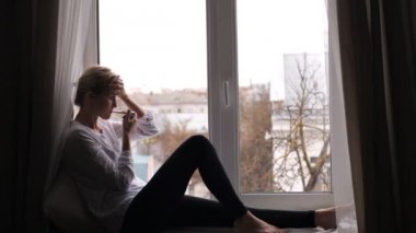 Bir baş ağrısı ve bir termometre ile kız