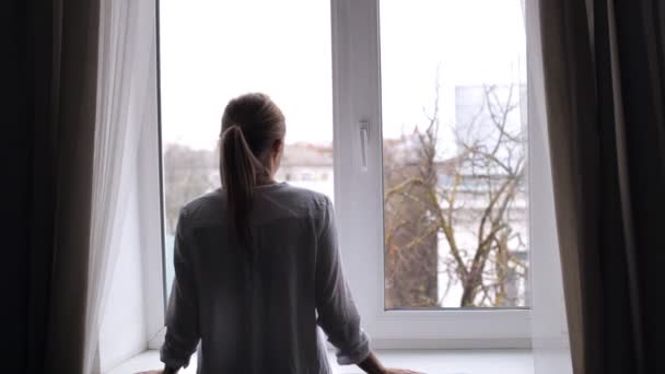 Fille est debout en arrière — Video