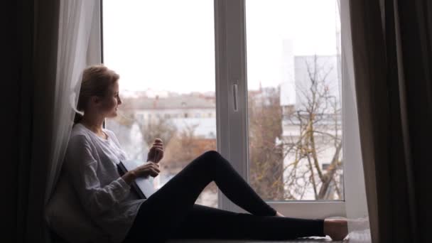 Flicka Med Naturlig Skönhet Sitter Fönsterbrädan Med Dagbok Och Drömmar — Stockvideo