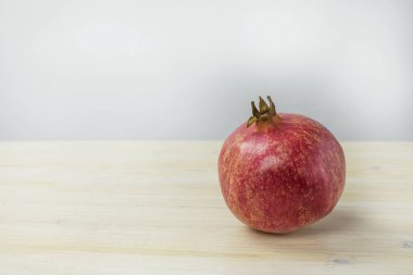 Ahşap masa üzerinde kırmızı nar. Yakın çekim