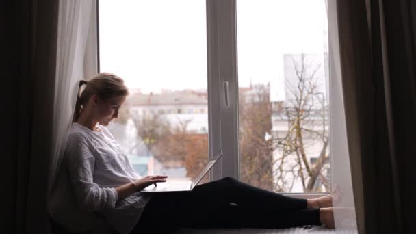 Female student with a laptop — Stock Video