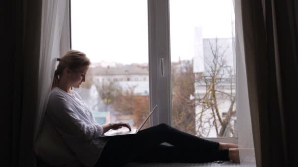 Menina com um laptop — Vídeo de Stock