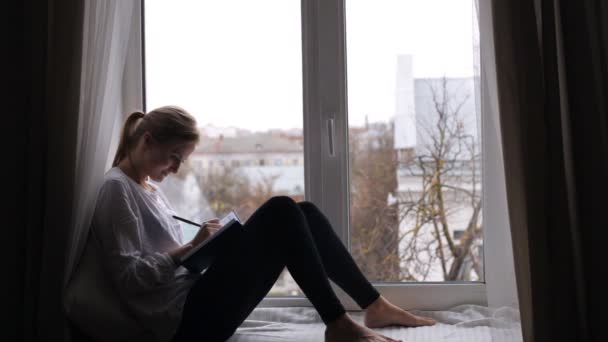 Lány ír naplót — Stock videók