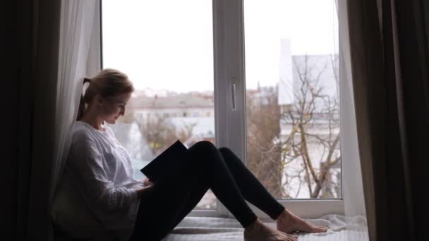 Woman is reading a book — Stock Video