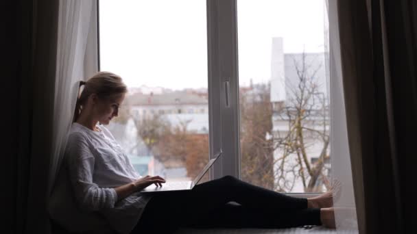 Giovane ragazza con un computer portatile — Video Stock