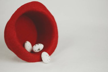 Bıldırcın yumurtası beyaz zemin üzerine kırmızı şapka yalan