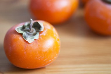 Trabzon hurması ahşap bir masa, sağlıklı beslenme kavramı üzerinde