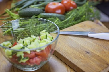 Dilimlenmiş sebze salatası için şeffaf yemekleri yalan