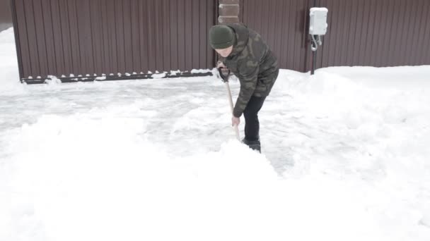 L'uomo pulisce la strada dalla neve — Video Stock
