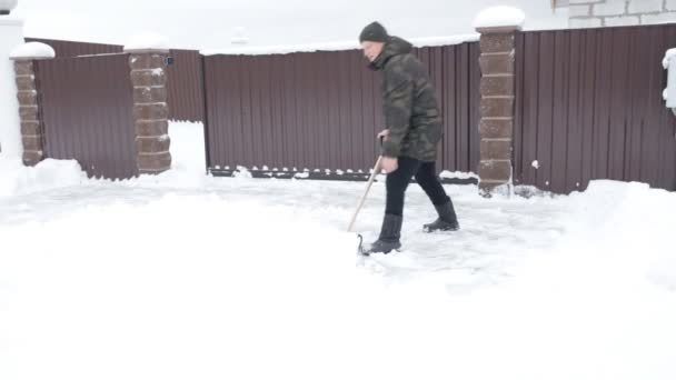 Manusia membersihkan jalan dari salju. — Stok Video