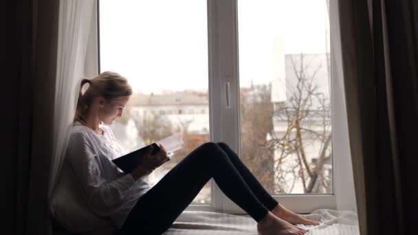 Flicka blondinen läser boken — Stockvideo