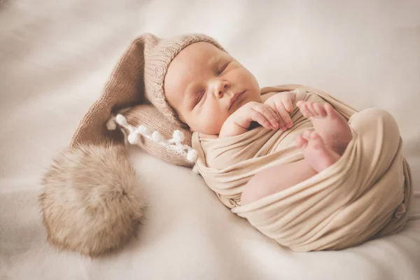 Niño recién nacido con gorra y bubo —  Fotos de Stock