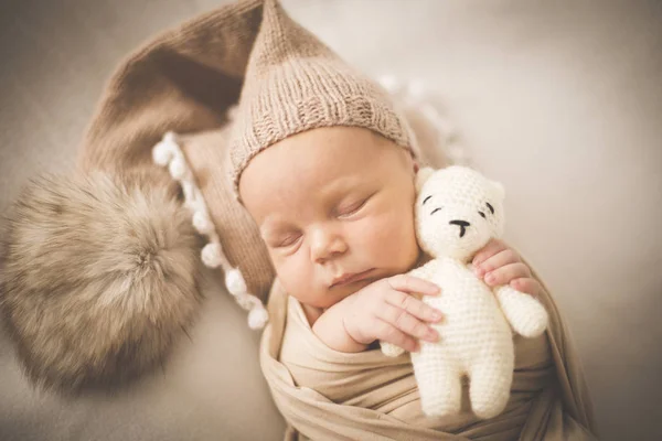 Retrato de un niño recién nacido durmiendo con un juguete —  Fotos de Stock