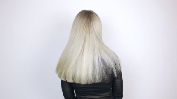 Дівчина показує її пофарбоване світле волосся — стокове відео