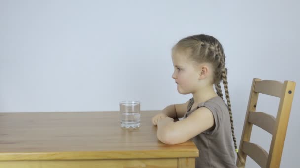 Chica bebe una tableta con su agua — Vídeos de Stock