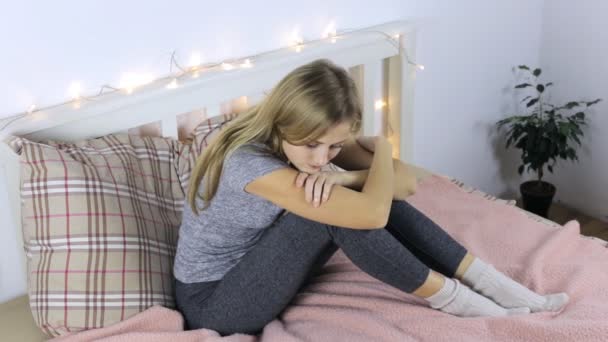 Молода дівчина сумна і не посміхається — стокове відео